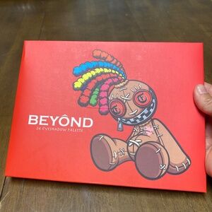 24 EYESHADOW PALETTE BEYOND